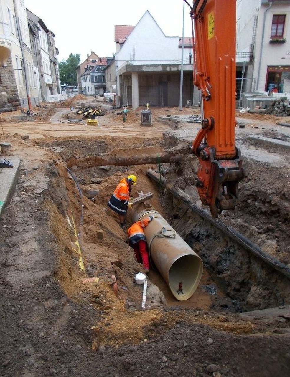 Verlegung eines großdimensionierten Sammlers im offenen Graben