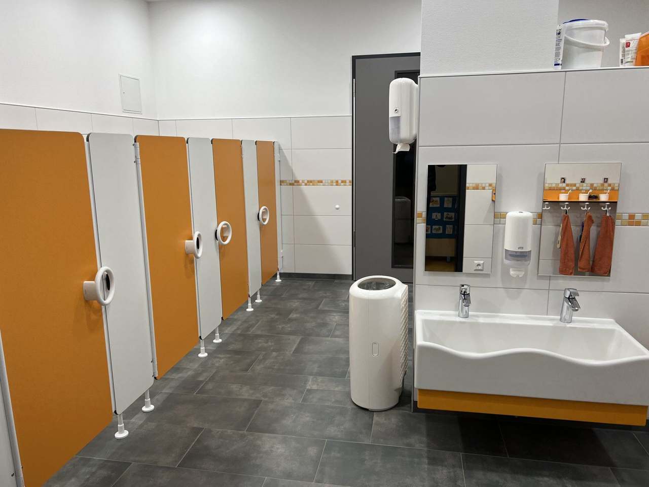 Sanitärbereich mit Trennwänden in Kinderhöhe