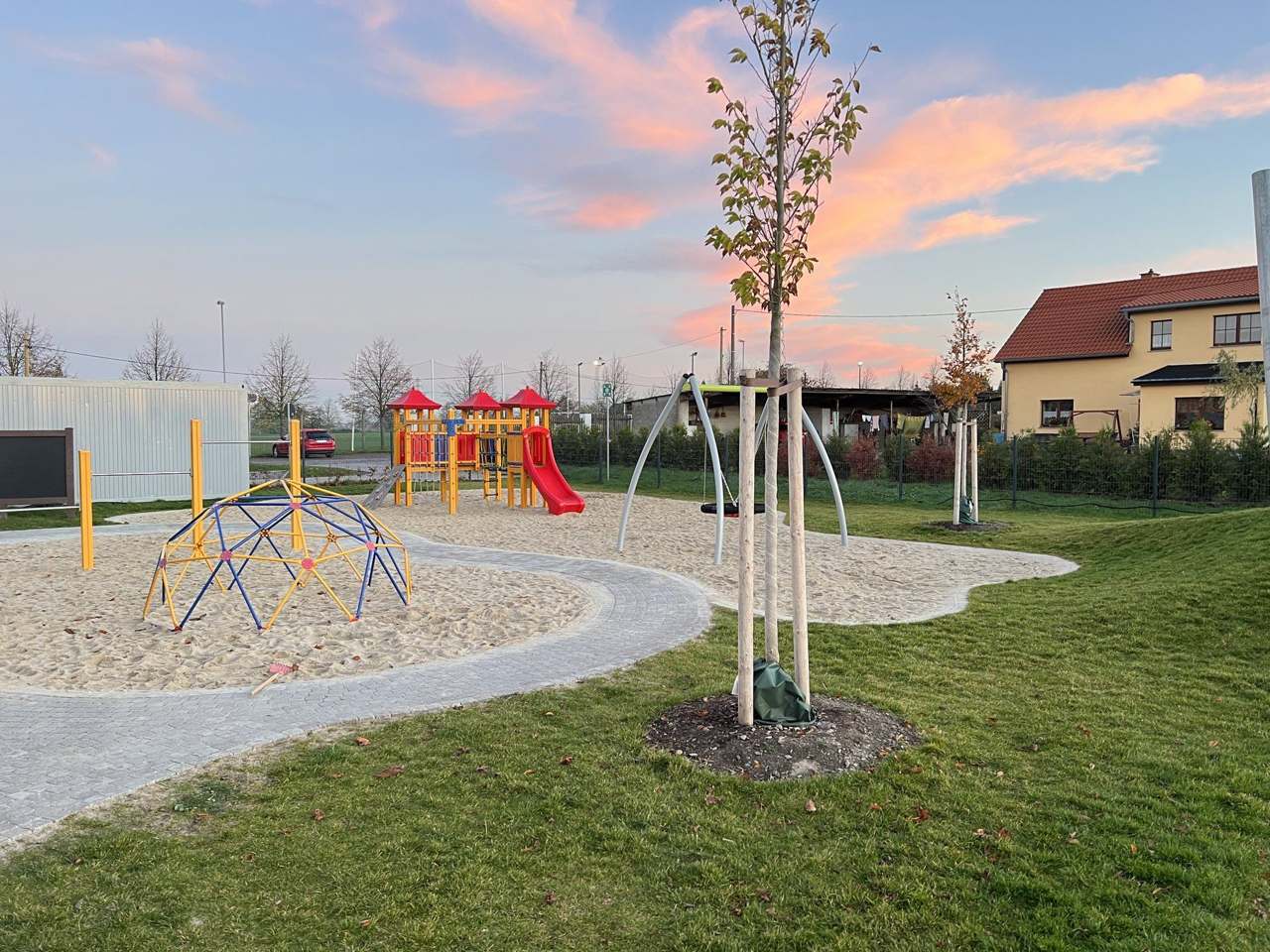 Spielplatz mit Sandflächen und Spielgeräten