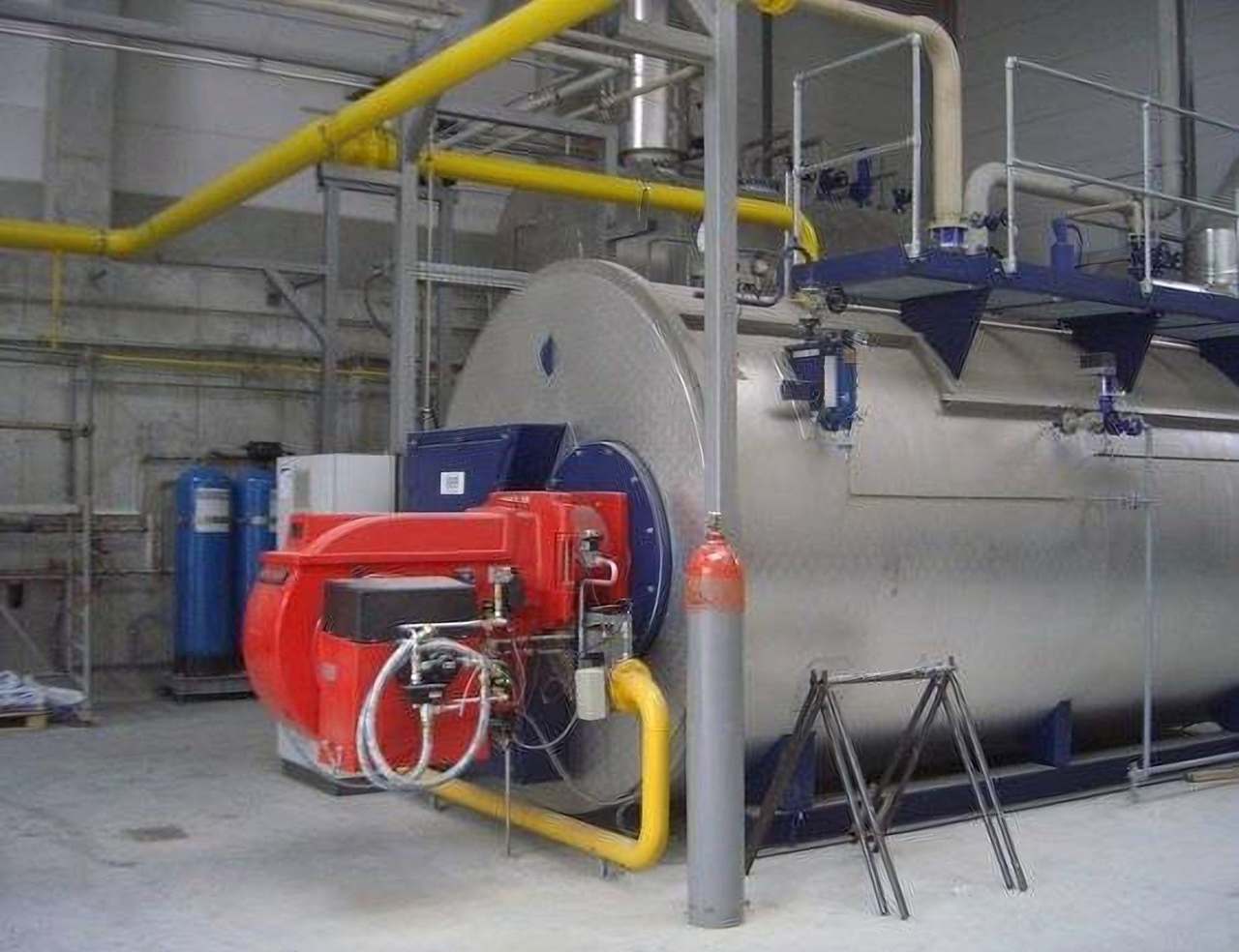 Kesselanlage der Medienerzeugung in einem Industriegebäude