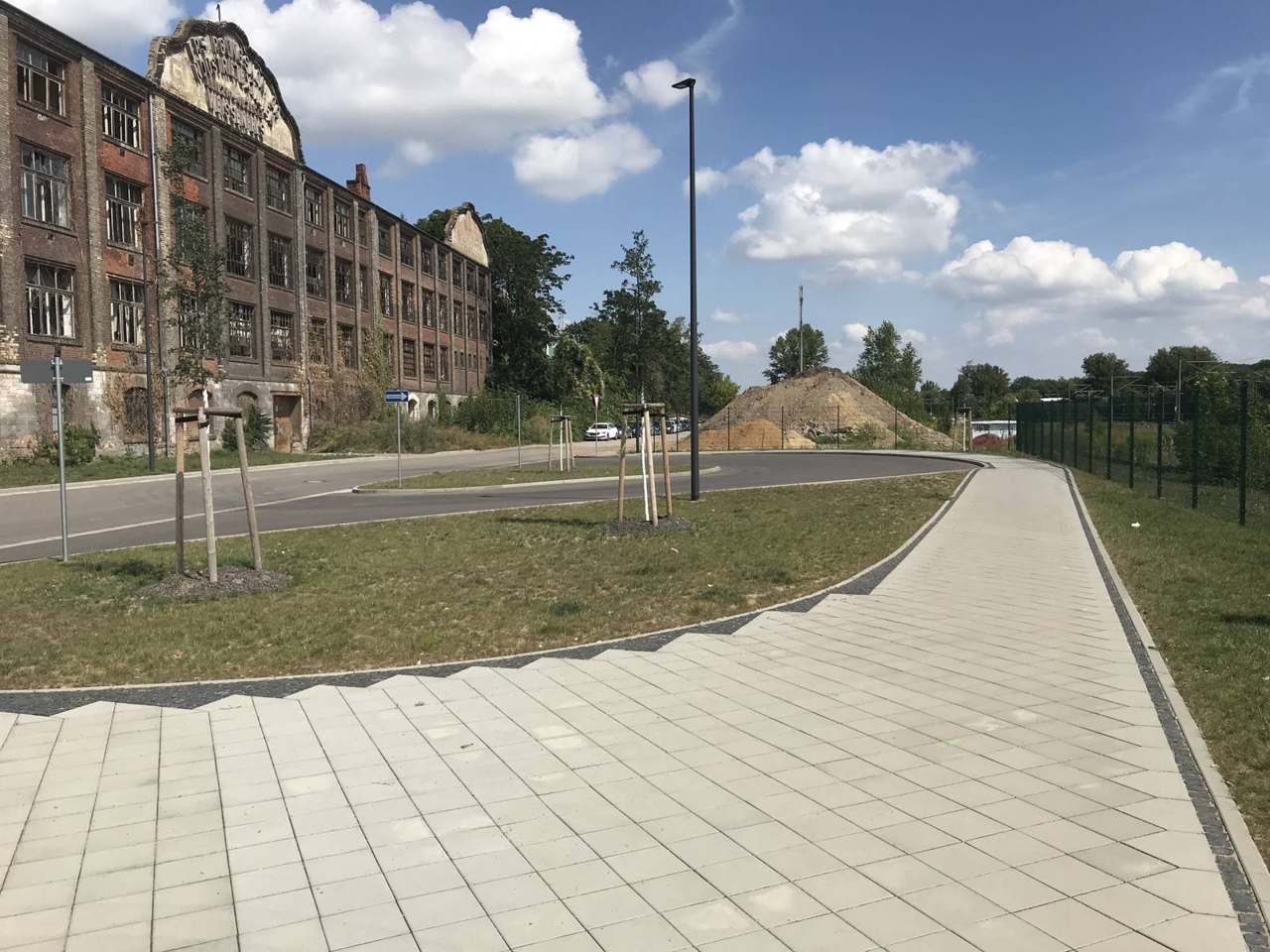 Ausgebaute innerstädtische Straße